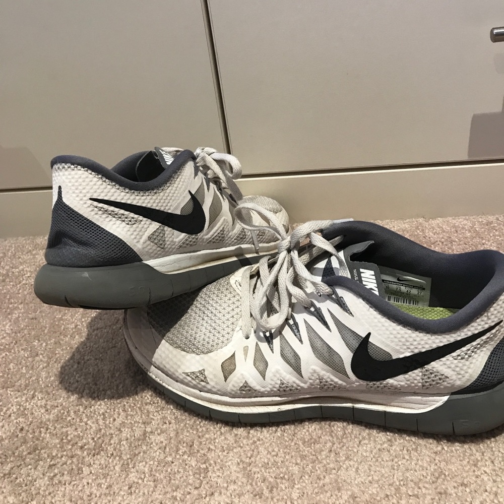 White nike free running shoes